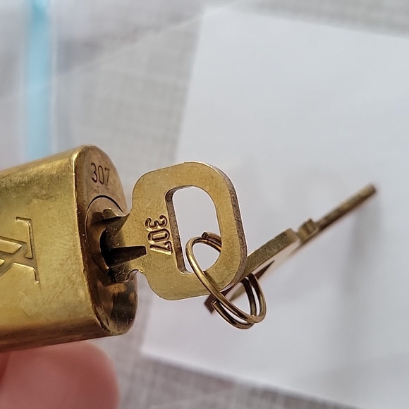 LV 🔐 Lock and 2 keys (307) with key ring - Picture 3 of 7
